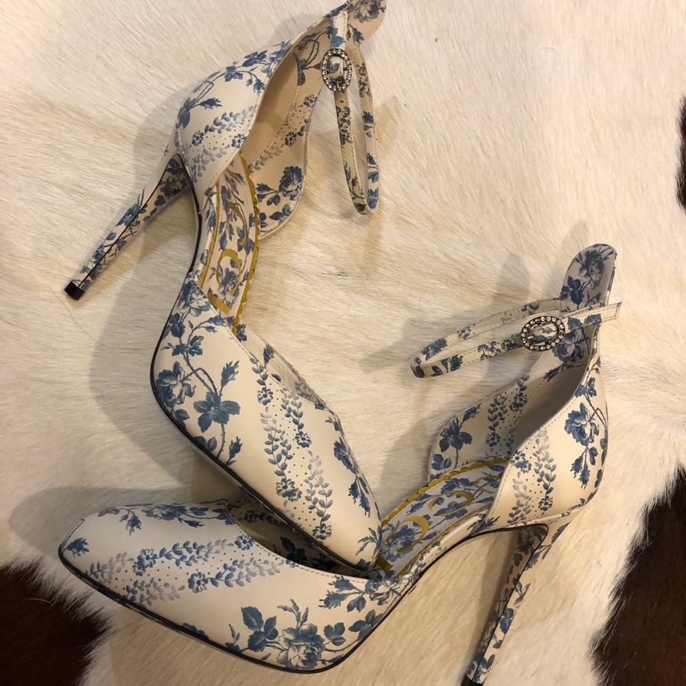 Gucci blue floral printed leather pumps